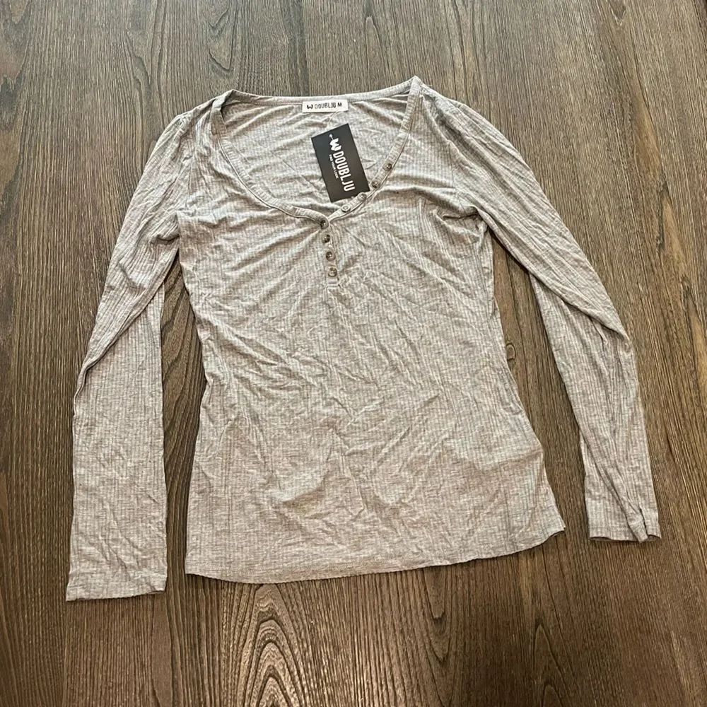 NWT Doubleju Light Gray Long Sleeve Ribbed Henley Top Size M